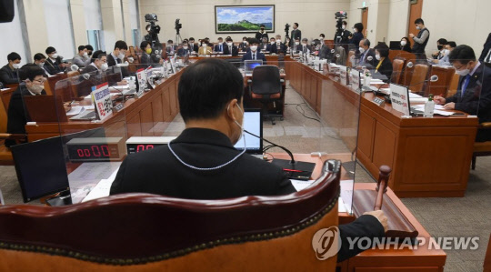 박대출 국회 환경노동위원회 위원장이 지난달 15일 서울 여의도 국회에서 열린 환경노동위원회 전체회의에서 의사봉을 두드리고 있다. <연합뉴스 제공>